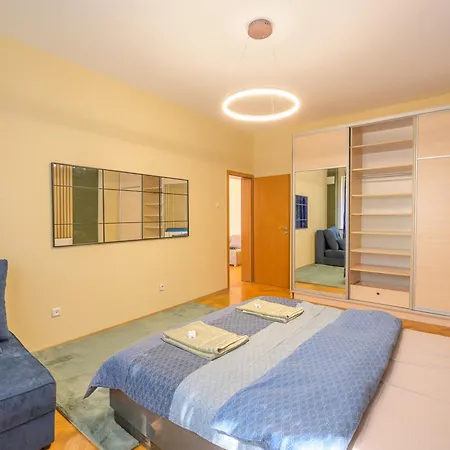 2 Deluxe Apartments, Center Free Parking, 4 Bdr *