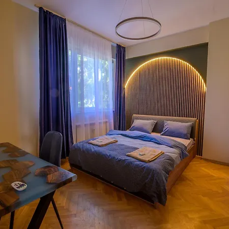2 Deluxe Apartments, Center Free Parking, 4 Bdr Lejlighed