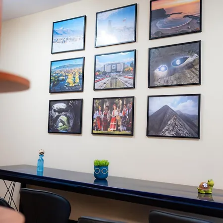 2 Deluxe Apartments, Center Free Parking, 4 Bdr *