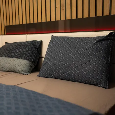 2 Deluxe Apartments, Center Free Parking, 4 Bdr Lejlighed *