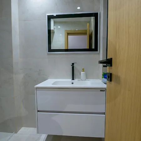 2 Deluxe Apartments, Center Free Parking, 4 Bdr Διαμέρισμα