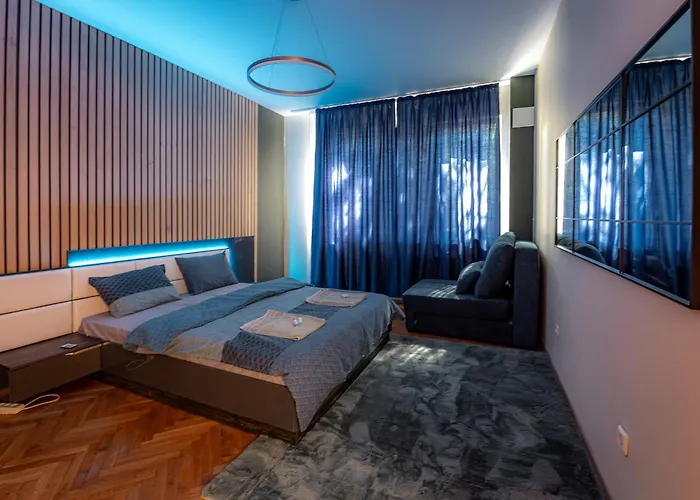 2 Deluxe Apartments, Center Free Parking, 4 Bdr *