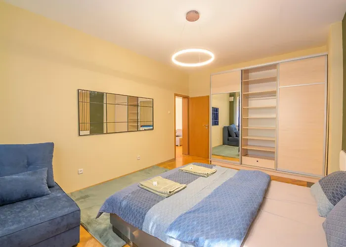 2 Deluxe Apartments, Center Free Parking, 4 Bdr *