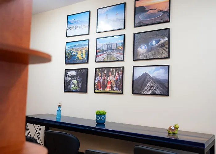 2 Deluxe Apartments, Center Free Parking, 4 Bdr *